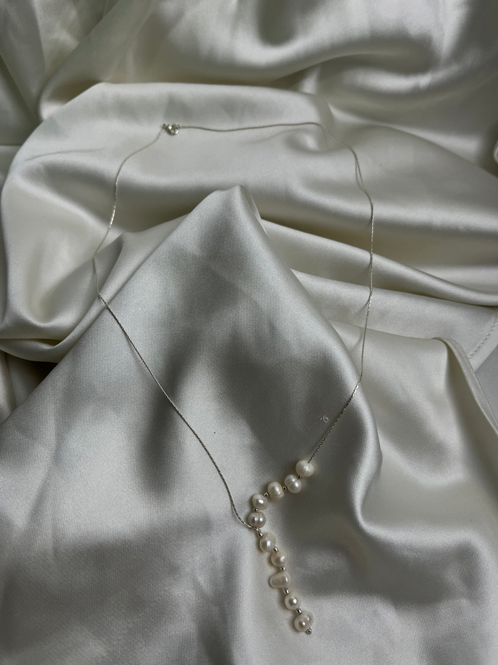 COLAR GRAVATA ANÚBIA